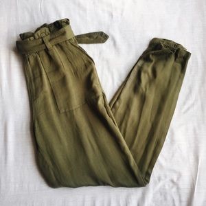 High waist paper bag pants.